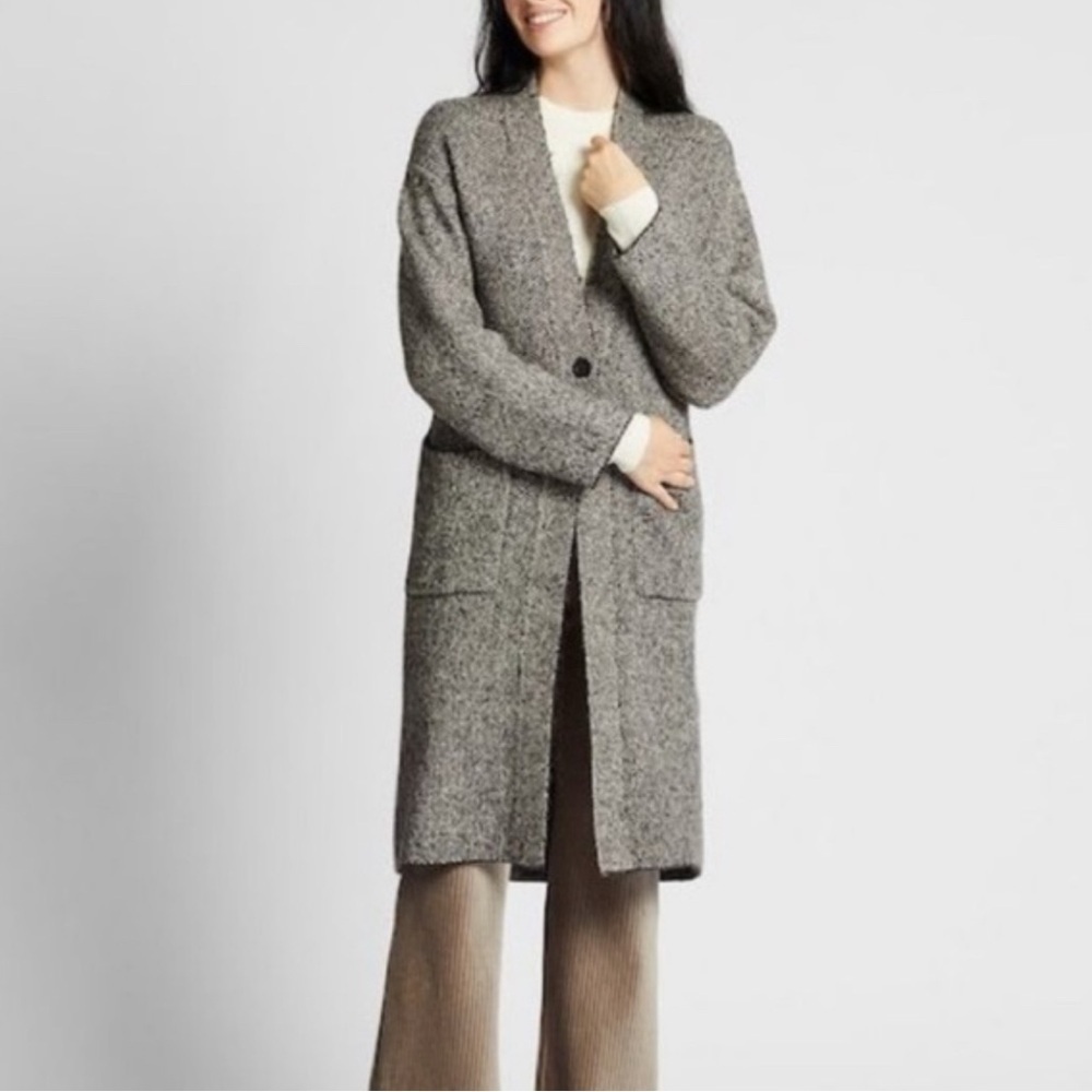Uniqlo Gray Cardigan Sweater with Minimalist Design